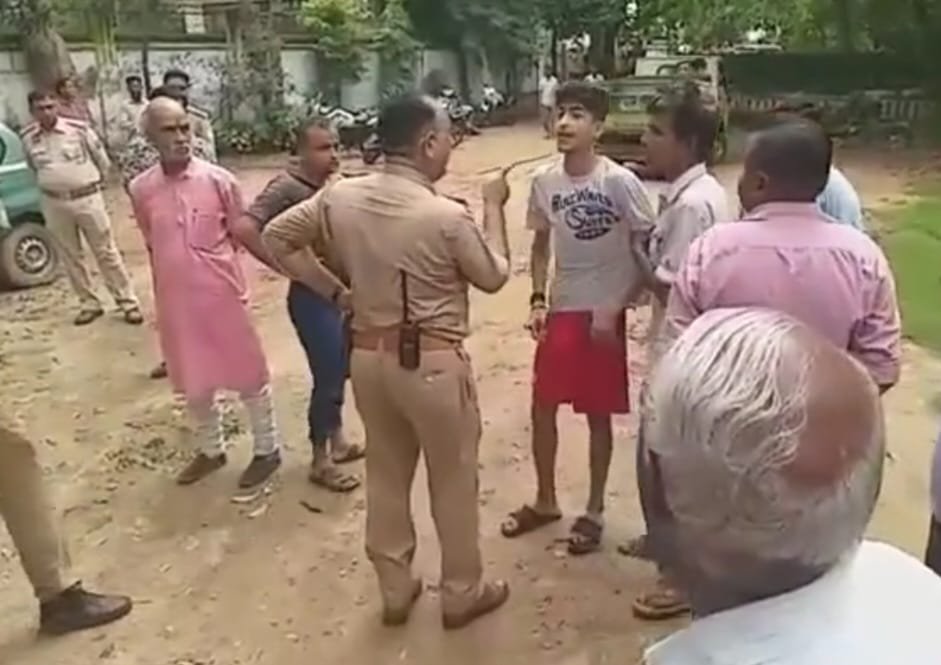 पुलिस लड़के को ठोक देगी, कांग्रेस का tweet , योगी सरकार में सनसनी