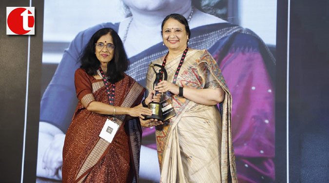 पीएफसी की निदेशक (वित्त) और सीएमडी परमिंदर चोपड़ा को फाइनेंस लीडर ऑफ द ईयर अवार्ड