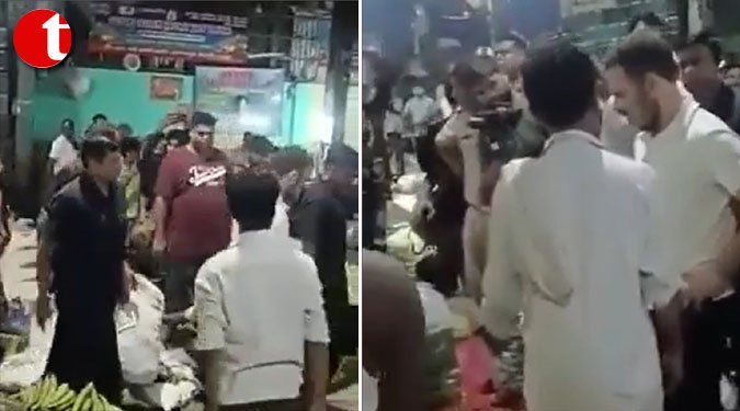 राहुल गांधी पहुंचे आज़ादपुर मंडी, फल एवं सब्जी विक्रेताओं से की बातचीत