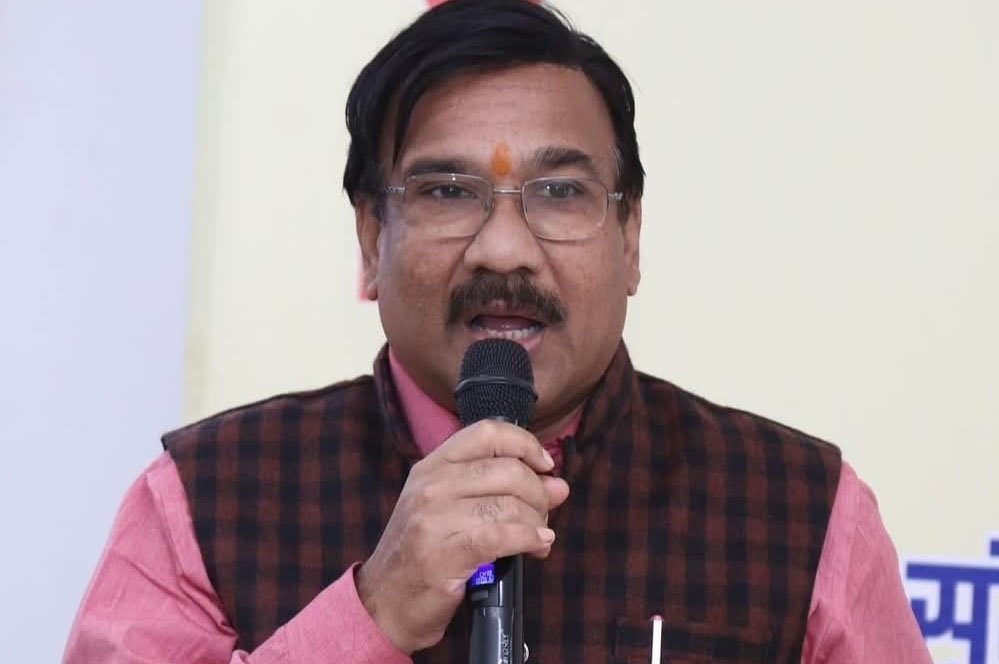 सीएमएचओ डॉ प्रभाकर तिवारी की बढ़ने लगी मुश्किलें , NSUI ने खोला मोर्चा
