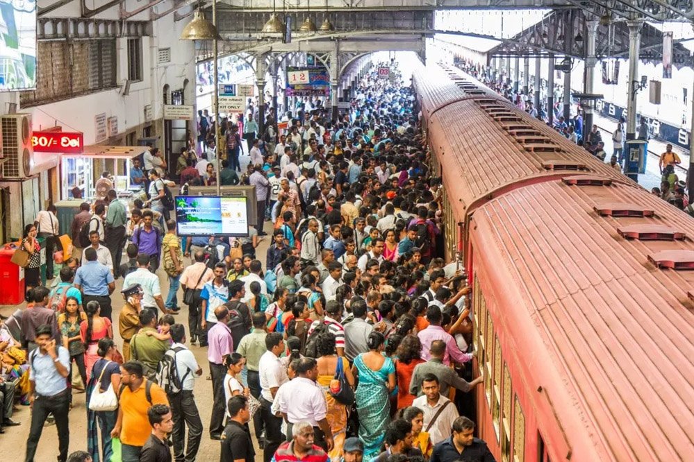 प्लेटफॉर्म पर अधिक भीड़ को देखते हुए प्लेटफॉर्म टिकट को बंद