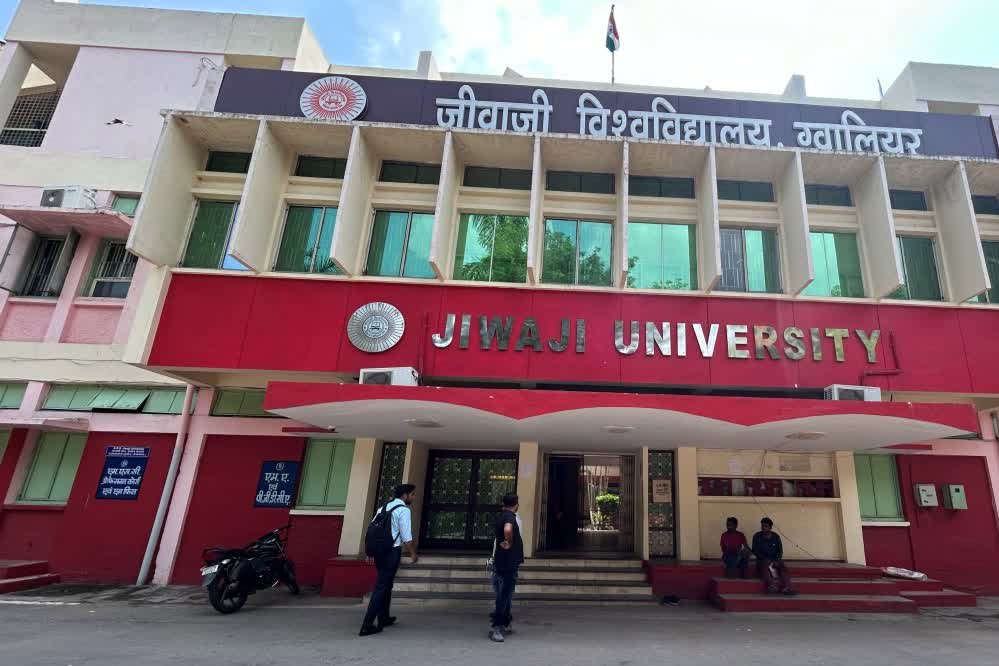 जीवाजी यूनिवर्सिटी के कुलगुरु अविनाश तिवारी बर्खास्त, भ्रष्टाचार के आरोप पर कार्रवाई
