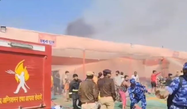 महाकुंभ में मेला क्षेत्र में फिर लगी आग: कई पंडाल जले, दमकल विभाग की गाड़ियां मौके पर