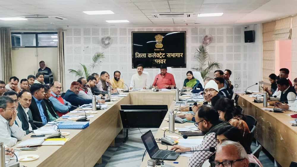 अलवर में बजट घोषणाओं को धरातल पर क्रियान्वयन के लिए अधिकारी पूर्ण मनोयोग से कार्य जुटे: मंत्री 