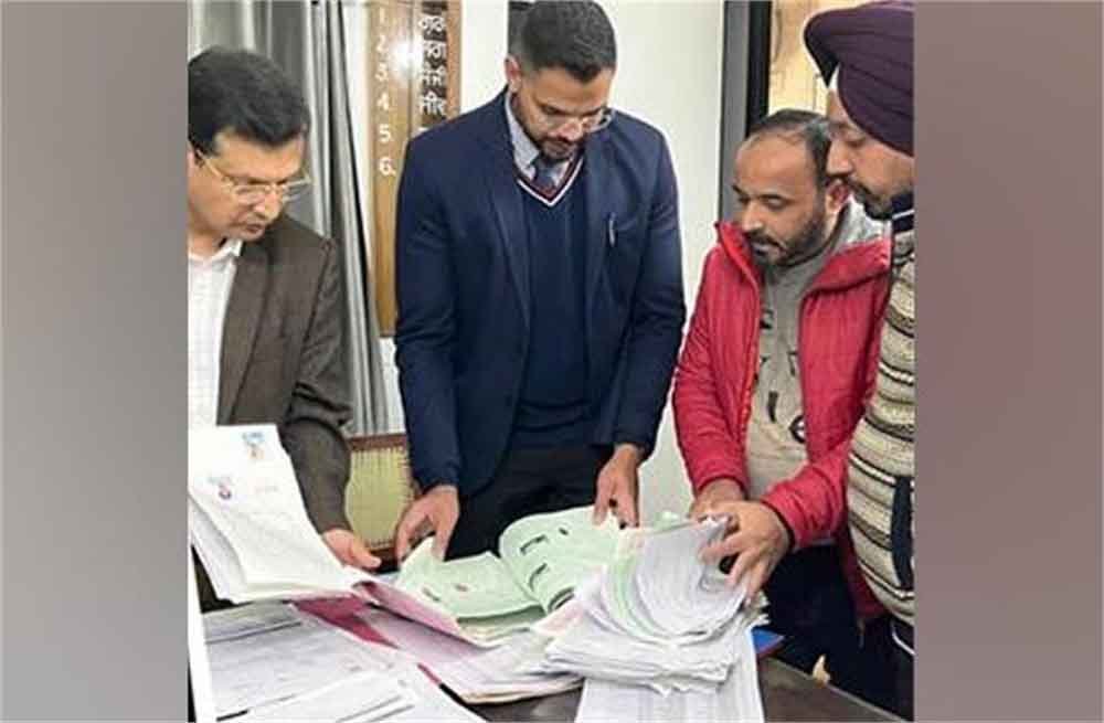 पंजाब: ट्रांसपोर्ट नगर स्थित पूर्वी उप पंजीयक कार्यालय का औचक निरीक्षण, तहसीलदार को किया सस्पें