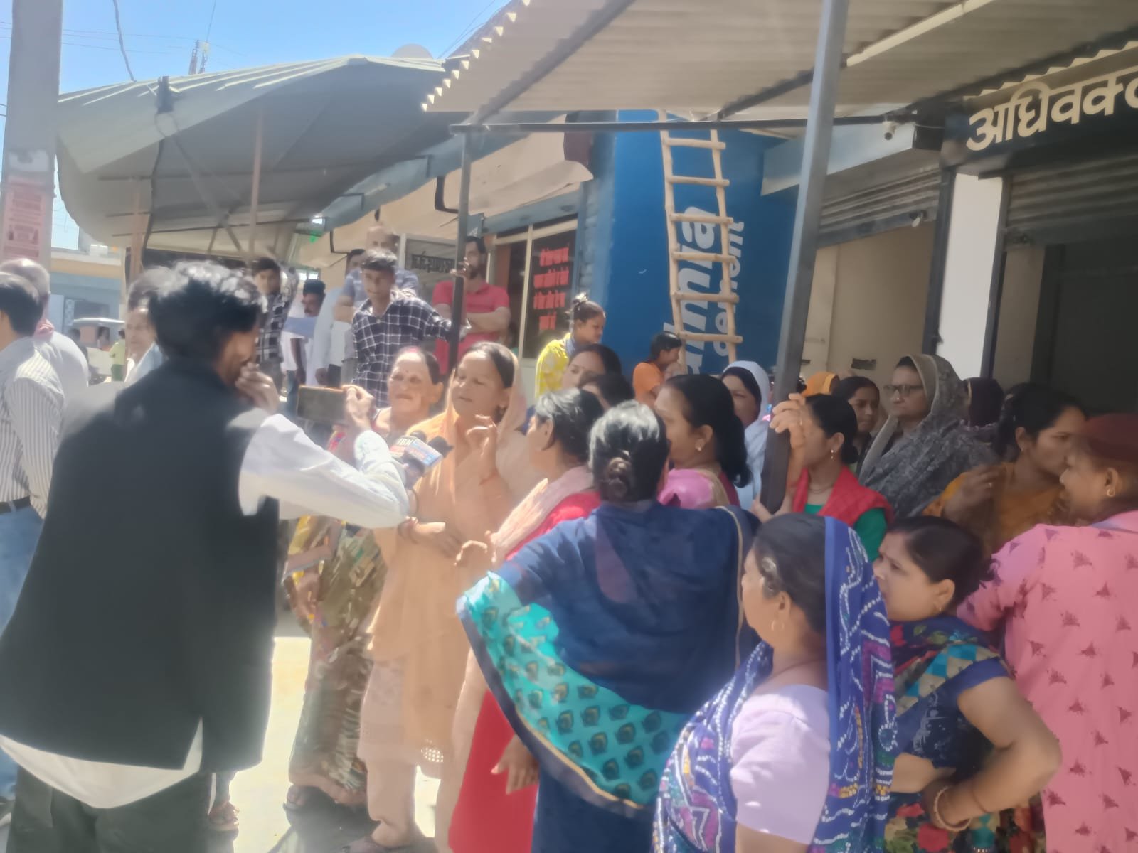 पंडितखेड़ा बजरंगसिटी मोड़ पर शराब की दुकान खोलने पर महिलाओं द्वारा विरोध प्रदर्शन किया गया