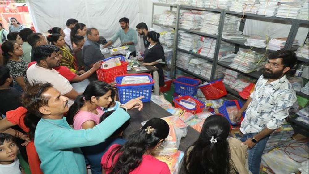 पुस्तक मेले में दूसरे दिन बड़ी संख्या में अभिभावक व बच्चे पहुँचे, जमकर की खरीददारी