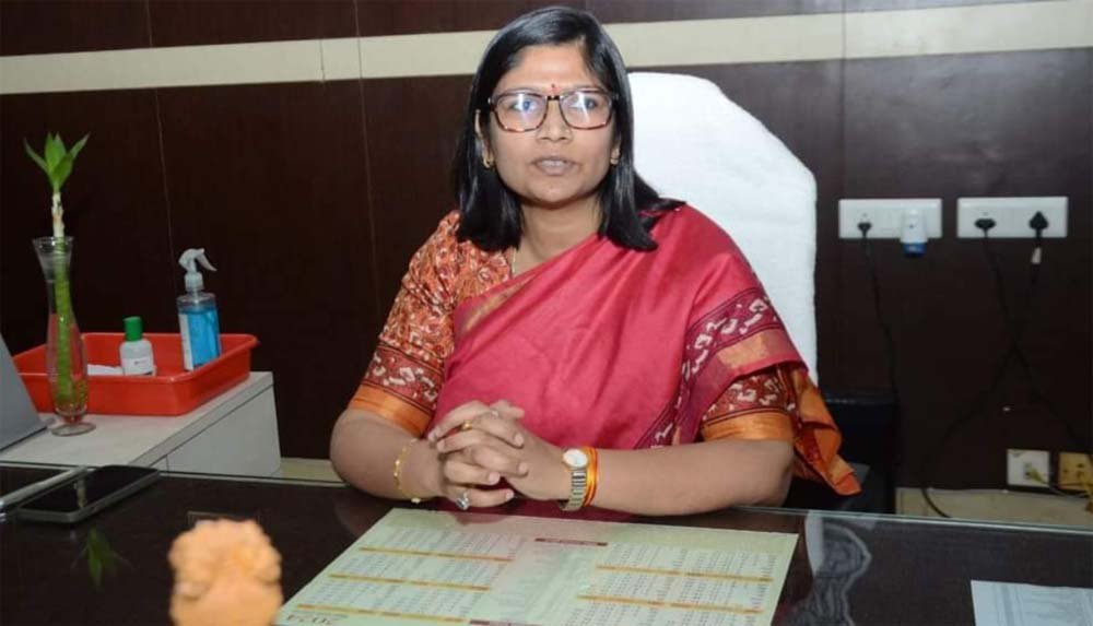 कलेक्टर रुचिका चौहान ने शहर भर में श्वानों के टीकाकरण के लिये विशेष अभियान चलाने के निर्देश