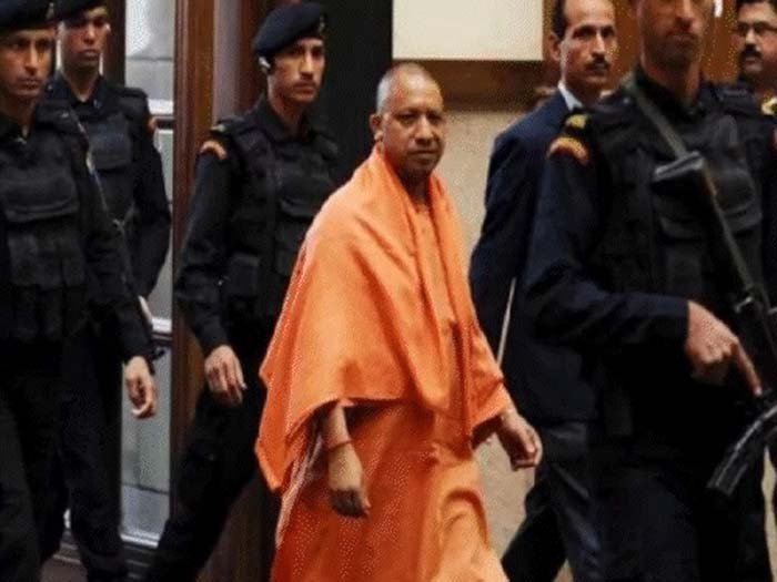 योगी आदित्यनाथ के दौरे के दौरान कबीरचौरा में उनकी फ्लीट के सामने सांड़ आ गया था, 14 की सेवा समा