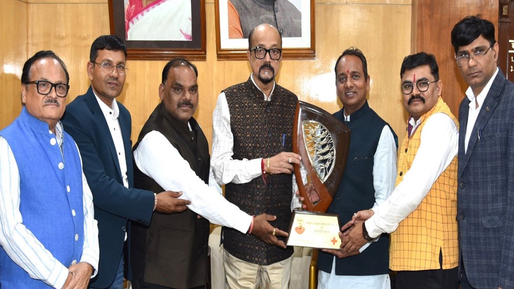 छत्तीसगढ़ राज्य रेडक्रॉस सोसायटी के नव निर्वाचित पदाधिकारियों ने राज्यपाल से की भेंट