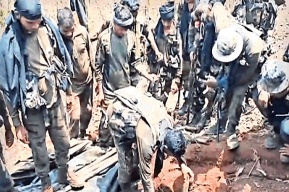 सुरक्षाबल माओवादियों के खिलाफ निर्णायक लड़ाई लड़ रहे, बरामद हुआ डंप सामान और आईईडी, सुरक्षा बल 