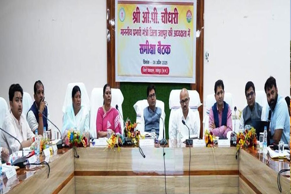 प्रधानमंत्री आवास योजना के निर्माण में प्रगति लाने के दिए निर्देश, जिला स्तरीय अधिकारियों की बै