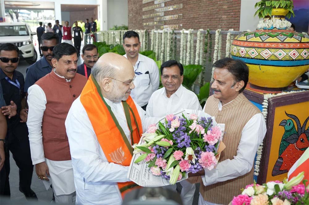 गृहमंत्री अमित शाह पहुंचे मध्य प्रदेश स्टेट हैंगर पर उनका मुख्यमंत्री डॉ. मोहन यादव ने पुष्प गु