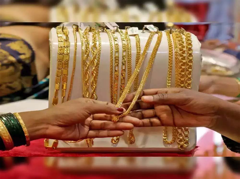 ट्रंप के टैरिफ से सोने के भाव में आई तेजी, लेकिन एक झटके में चांदी 2236 रुपये हुई सस्ती