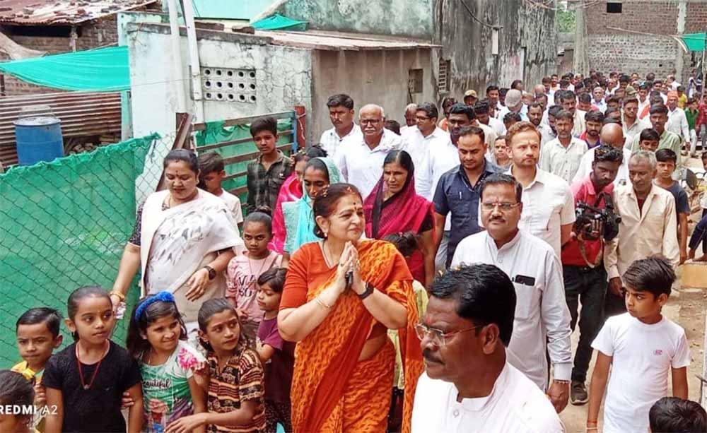 ताप्ती बेसिन मेगा रिचार्ज परियोजना के एमओयू बाद योजना की सूत्रधार अर्चना चिटनिस ने ताप्ती तट पह