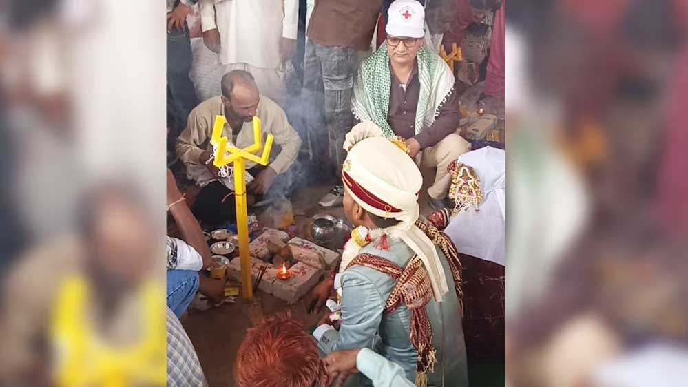 श्योपुर में मुख्यमंत्री कन्यादान योजना के तहत कन्याओं के विवाह कराए गए, विवाह वेदी पर पुरोहित क