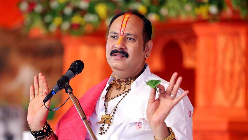 लड़कियों की नाभि शरीर की जड़, उसे वस्त्र से ढककर रखना चाहिए:प्रदीप मिश्रा