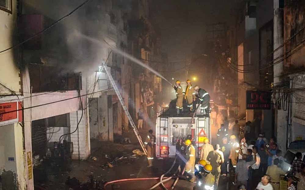 कानपुर में बड़ा अग्निकांड, पांच मंजिला इमारत में लगी आग, एक ही परिवार के 5 सदस्‍यों की मौत