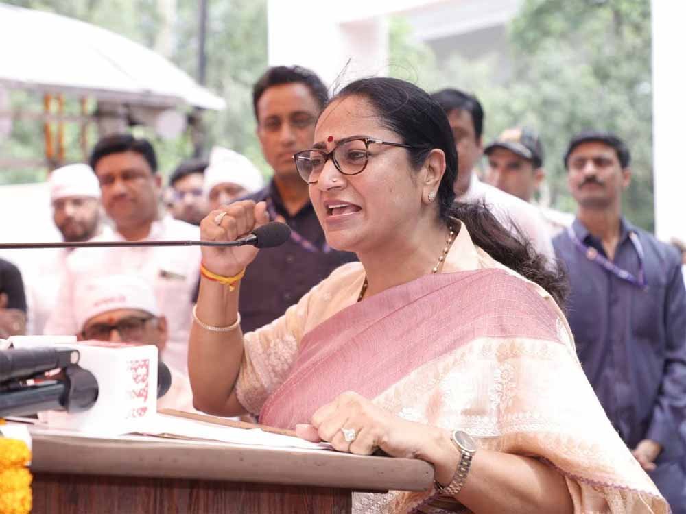 सीएम रेखा गुप्ता ने कहा- जब तक लोग पक्के मकानों में शिफ्ट नहीं हो जाते, वह वहीं रहेंगे जहां वह 