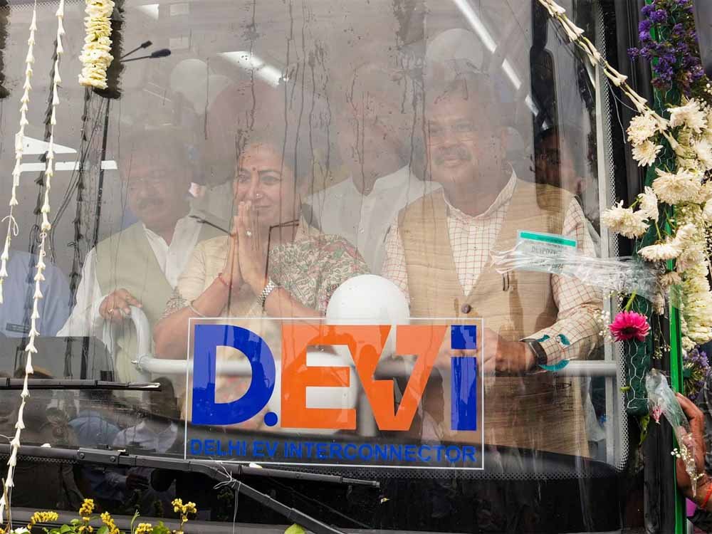 CM ने बताया ट्रिपल इंजन सरकार की ताकत, दिल्लीवालों को मिलीं 400 नई इलेक्ट्रिक बसों की सौगात