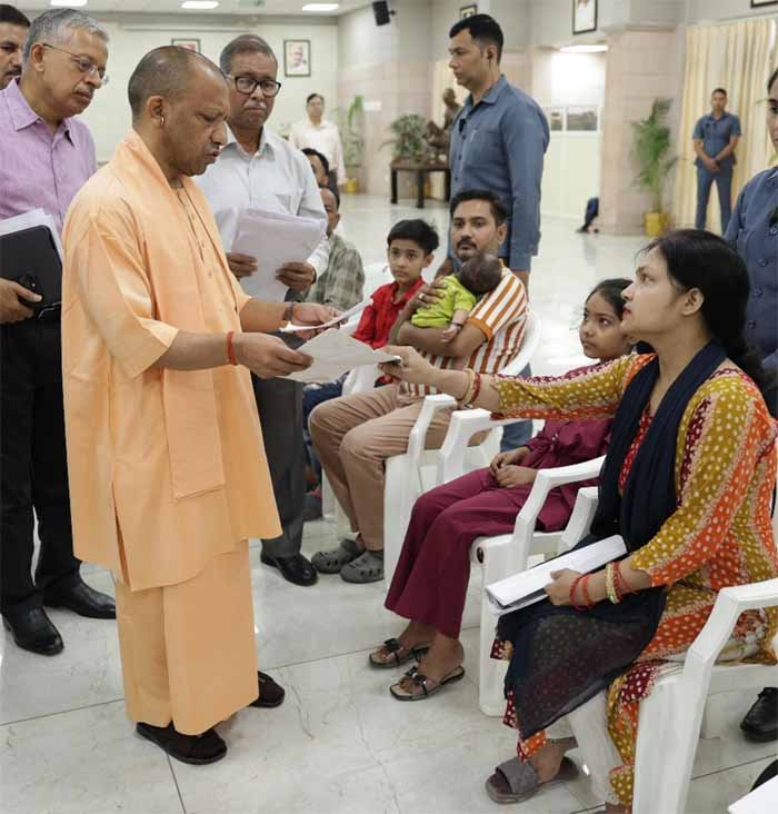योगी आदित्यनाथ ने 'जनता दर्शन' में एक-एक कर सभी से मुलाकात की और उनका हालचाल पूछा, बच्चों को दु