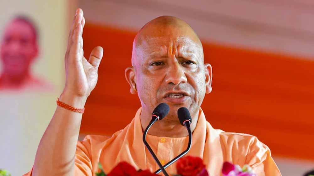 यूपी में नौ साल बाद हो सकेंगे तबादले, योगी सरकार ने साढ़े चार लाख प्राइमरी टीचरों को दिया बड़ा 