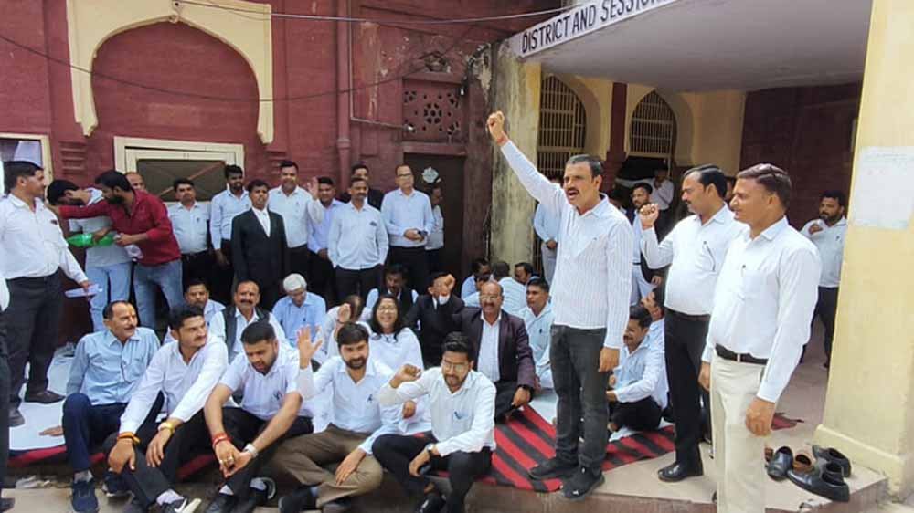 अधिवक्ताओं के लिए चैंबर्स उपलब्ध नहीं होने के विरोध में अधिवक्ताओं ने डीजे कोर्ट के सामने धरना 