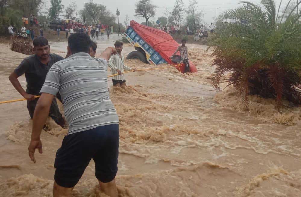 शिवपुरी: कुंवरपुर नाले में बहे 4 युवक, ग्रामीणों ने रेस्क्यू कर बचाया, पूरी तरह जलमग्न हुआ ट्रै