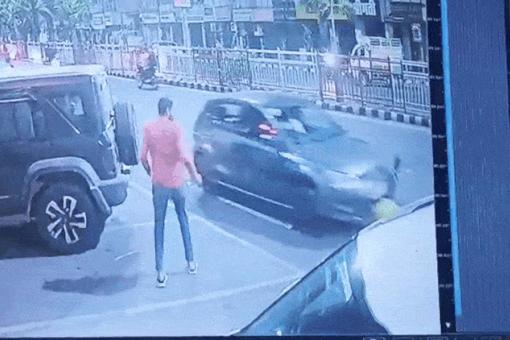न्यू मार्केट में सड़क किनारे नाश्ता कर रहे 3 दोस्तों को तेज रफ्तार कार ने रौंदा, एक की हालत नाजु
