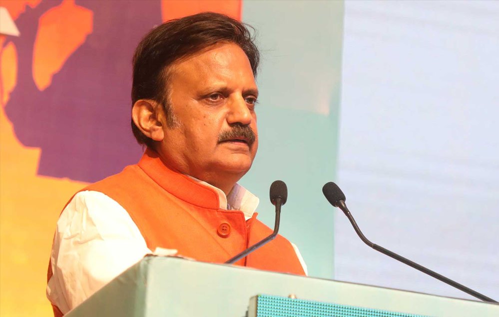 समस्त स्वास्थ्य संस्थानों को मानक अनुरूप बनाने के लिये करें सघन प्रयास : उप मुख्यमंत्री शुक्ल
