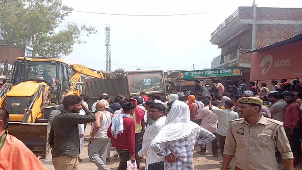 हंडिया कोतवाली क्षेत्र में बड़ा हादसा: बालू लदा डंपर सवारियों से भरे टेंपो पर पलटा, तीन की मौत,