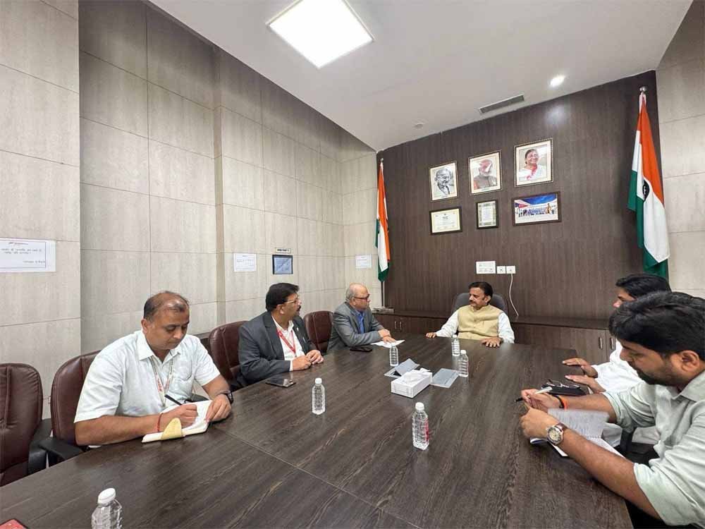 विंध्य क्षेत्र में हवाई सेवाओं के विस्तार के लिए उप मुख्यमंत्री शुक्ल और एलायंस एयर के अधिकारिय