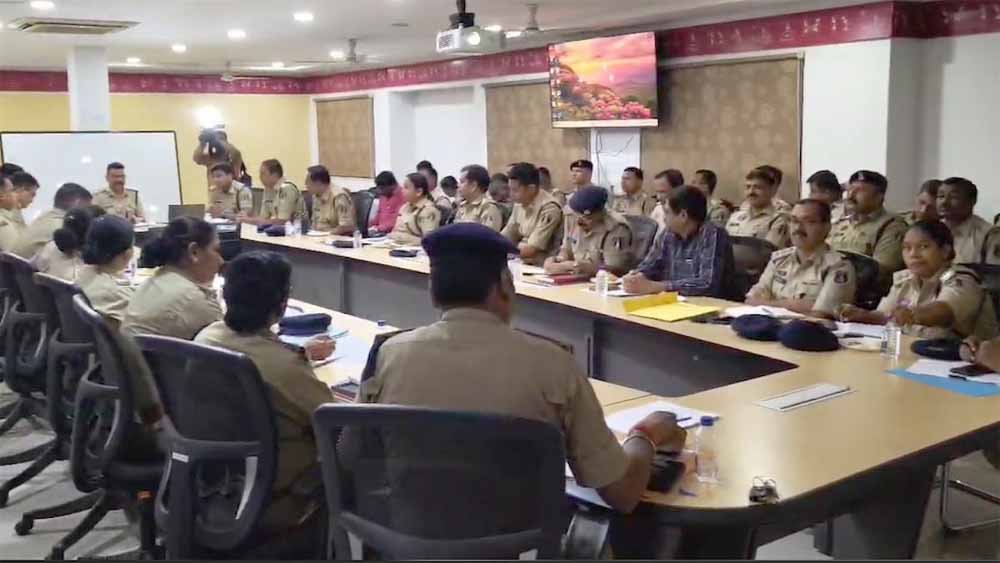रायपुर आईजी ने जिले के सभी एएसपी, सीएसपी और थाना प्रभारियों की बैठक ली