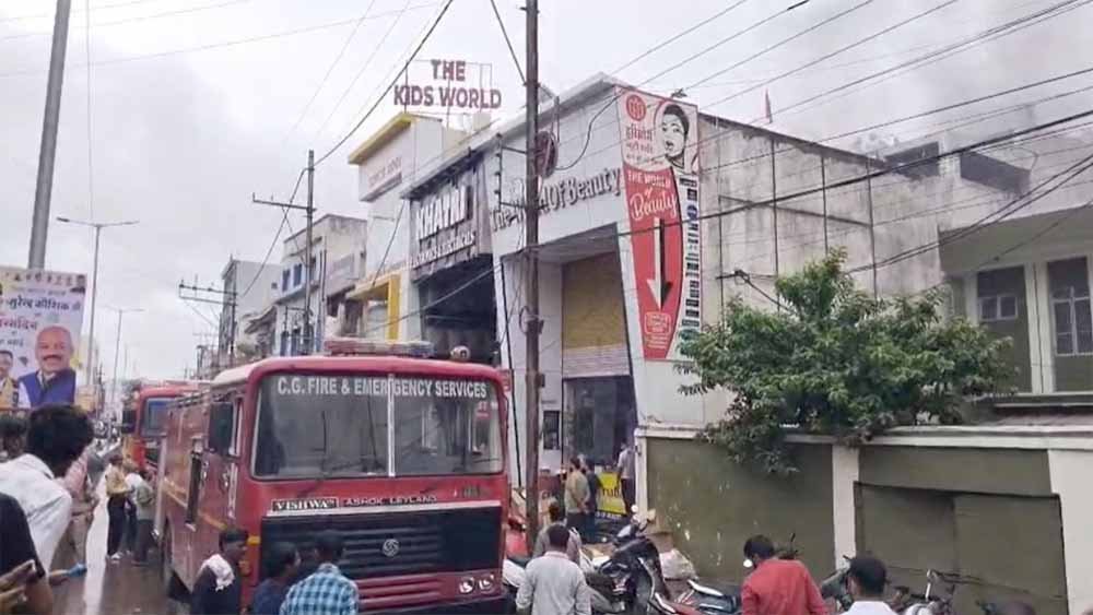 इंदिरा मार्केट स्थित इलेक्ट्रॉनिक्स दुकान में भीषण आग, लाखों का नुकसान
