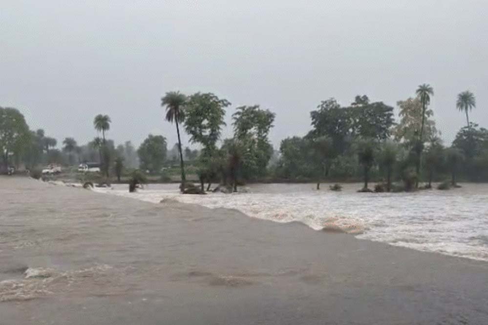 मध्यप्रदेश में मौसम का मिजाज बिगड़ा, भोपाल में बारिश और ग्वालियर में स्कूलों की छुट्टी