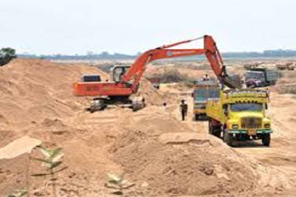 बेलगाम रेत माफिया की करतूत, अधिकारी को रौंदने का प्रयास – बाल-बाल बची जान