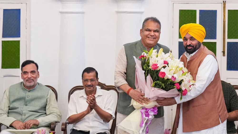 लुधियाना: हाल ही में चुनाव जीतने वाले संजीव अरोड़ा ने मंत्री पद की ली शपथ, CM Mann ने दी बधाई
