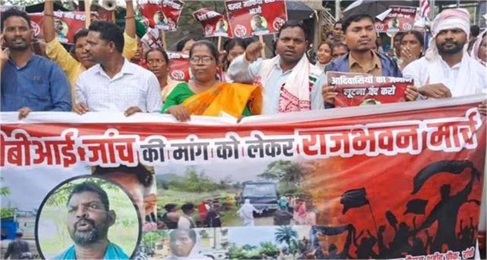 'मुठभेड़' में मौत का मामला गरमाया, आदिवासी संगठनों का राजभवन घेराव
