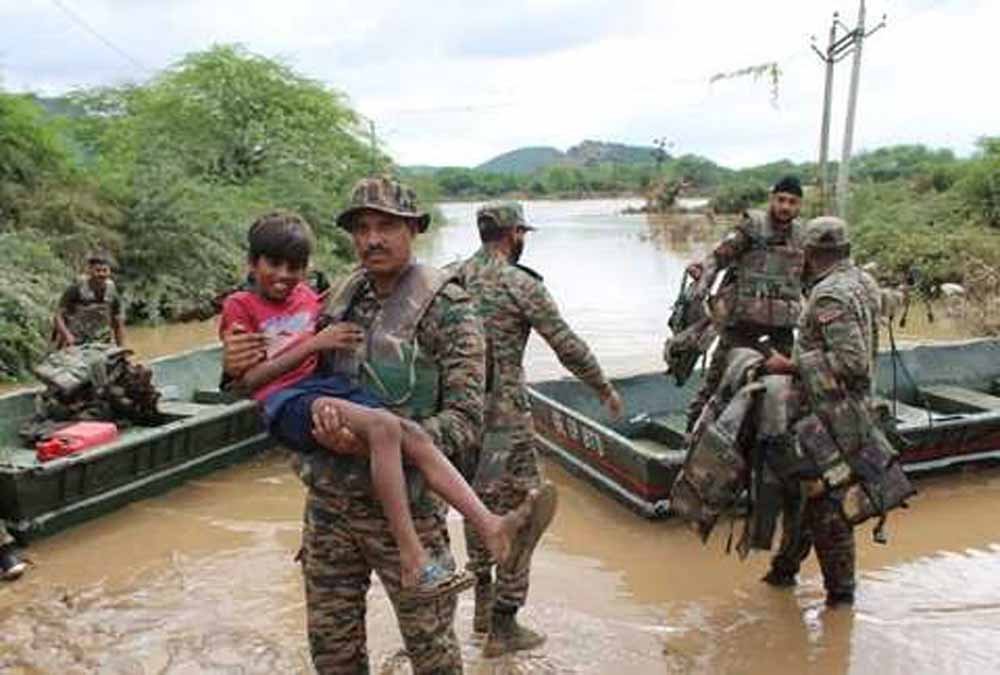 सेना का रेस्क्यू ऑपरेशन: महिलाओं-बच्चों समेत 41 ग्रामीण बाढ़ से बाहर निकाले