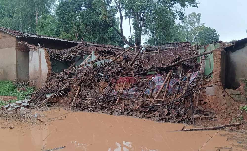 झमाझम बारिश बनी काल: मकान गिरने से मां-बेटे की गई जान, कई घायल