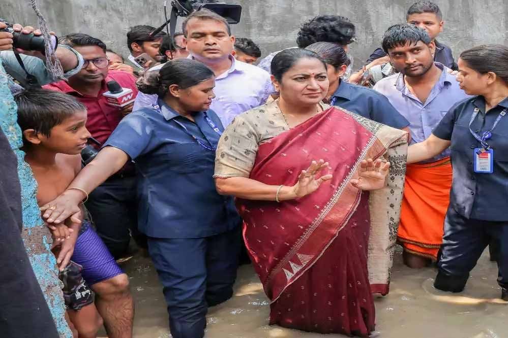 CM रेखा गुप्ता पर हमले की वारदात, BJP का दावा- सिर पर मेज लगने से चोट आई