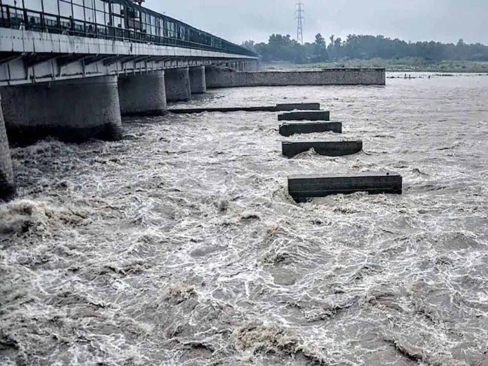 उफान पर यमुना: खतरे का निशान पार, दिल्ली में चारों ओर पानी ही पानी
