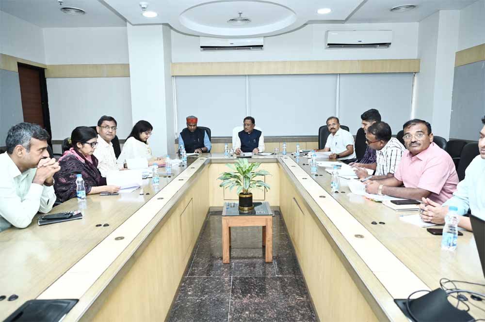 हिंसक वन्यप्राणियों द्वारा जनहानि, फसल हानि के प्रकरणों का संवेदनशीलता से करें निराकरण : मुख्यम