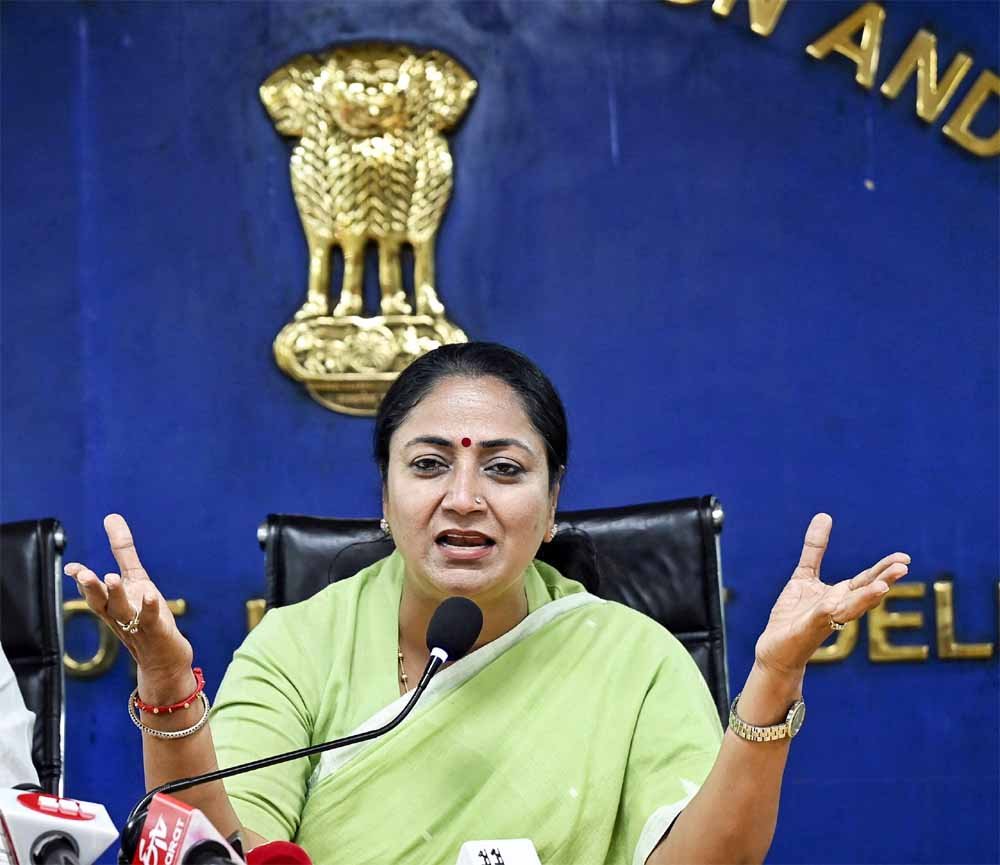 रेखा गुप्ता का संदेश: चुनौतियों से डरना नहीं, साहस से सामना करना चाहिए