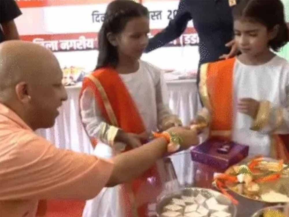 राखी बांधने आई बच्ची ने CM योगी को मिठाई खाने पर मजबूर किया