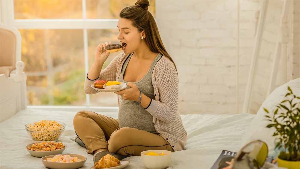 प्रेग्नेंसी में क्रेविंग्स सामान्य, लेकिन समझदारी से करें मैनेज: क्या खाएं, क्या नहीं