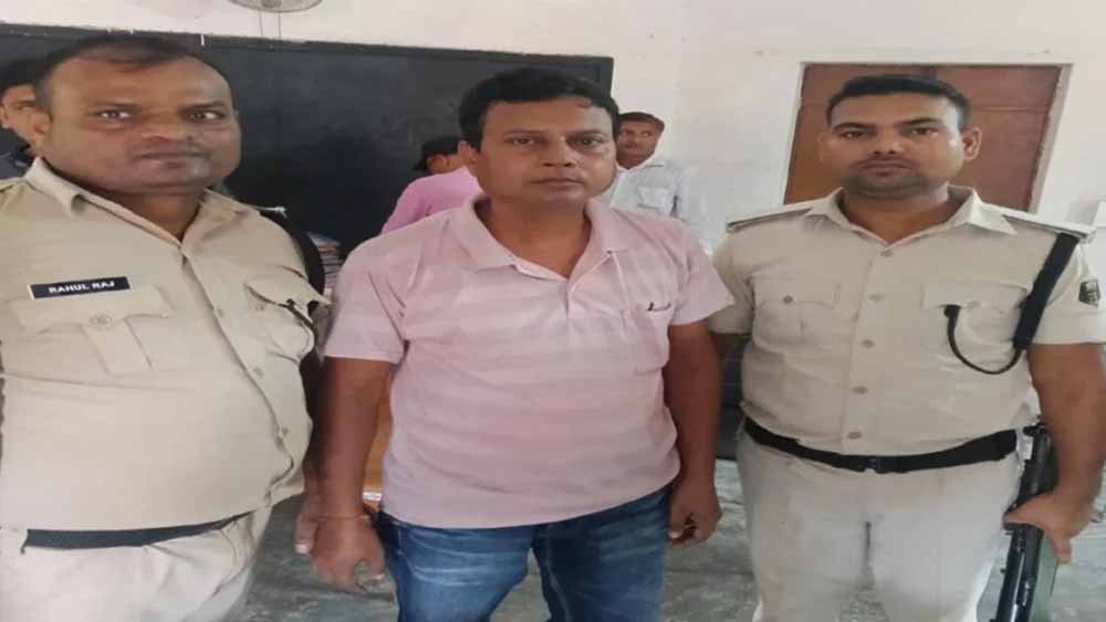 इमानदारी बेच डाली! पूर्वी चंपारण में निगरानी टीम ने पकड़ा रिश्वतखोर डाटा ऑपरेटर