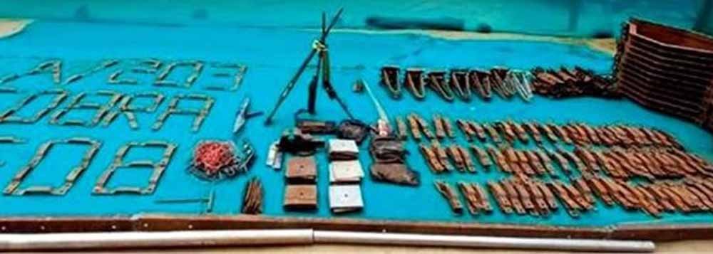 सुरक्षा बलों का ऑपरेशन कामयाब : झारखंड में नक्सली ठिकाने से हथियारों की भारी खेप जब्त