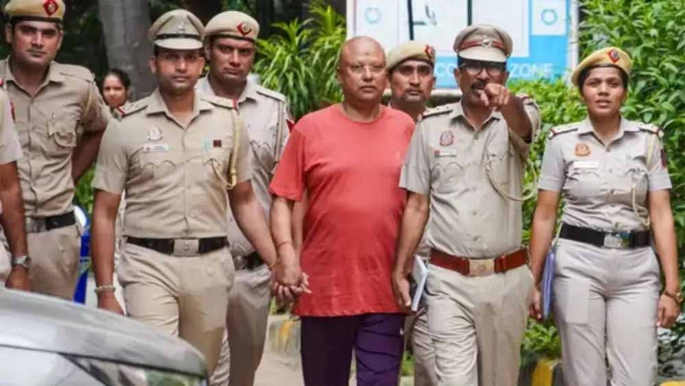एयर होस्टेस नौकरी का झांसा देकर चैतन्यानंद ने लड़कियों को बनाया शिकार, दिल्ली पुलिस ने दर्ज किय