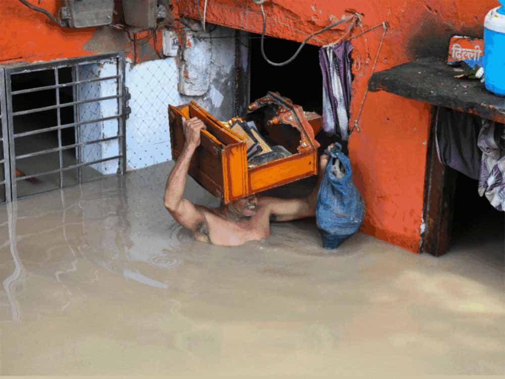 बाढ़ से बेहाल दिल्ली, यमुना खतरे के निशान से ऊपर, खाने को सिर्फ बिस्किट